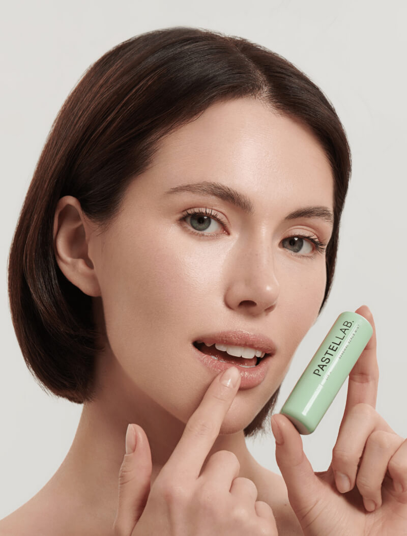 اسکراب بازسازی کننده نعنایی پوست لب پاستل